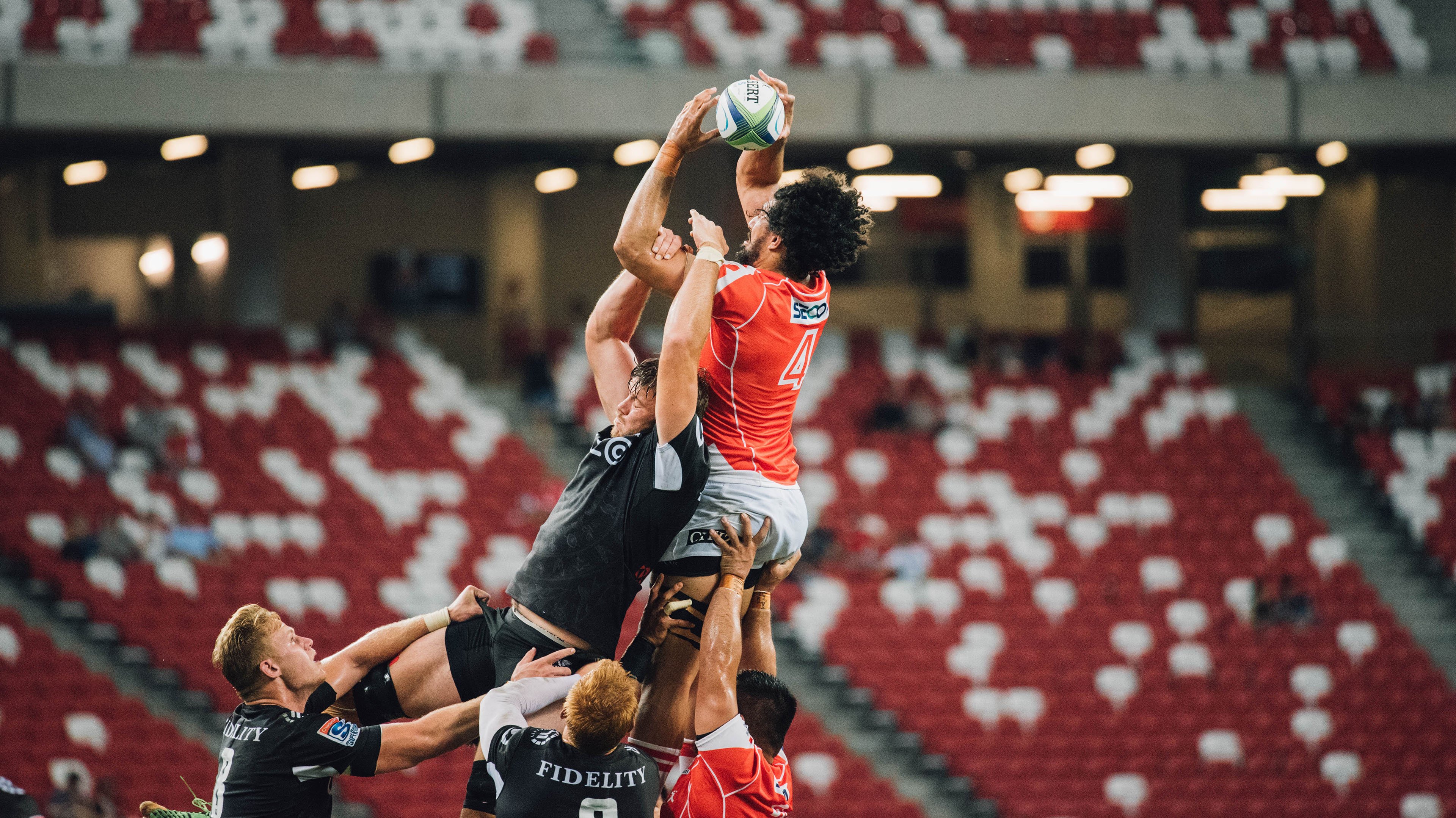 马竞后卫后场解围，防守坚不可摧，马竞的左后卫